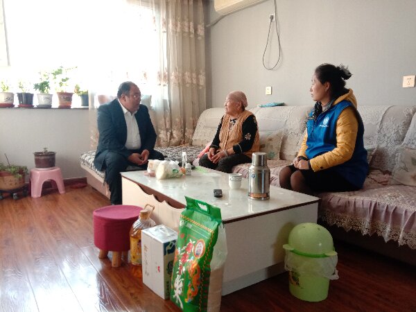 新疆黄金盾保安服务有限公司党支部走访慰问独居老人