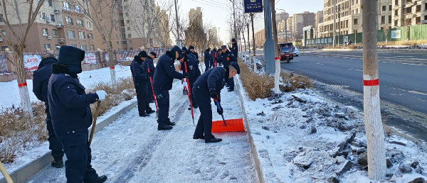 哈密神舟保安守护押运有限公司开展义务清雪为民服务活动