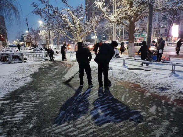 莎车县叶尔羌保安公司保安员积极开展扫雪除冰护平安行动