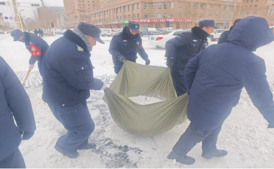 下雪就是命令，哈密神舟保安员扫雪除冰