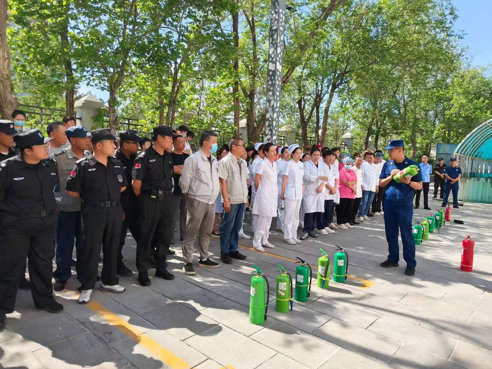 克拉玛依荣康保安服务有限责任公司与多单位联合开展消防演练