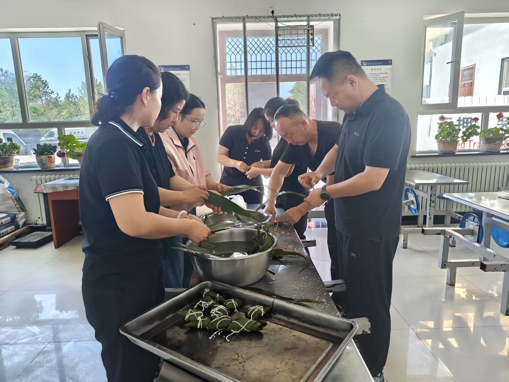 粽叶传情 押运同心——博州金盾押运公司开展端午包粽子主题活动​