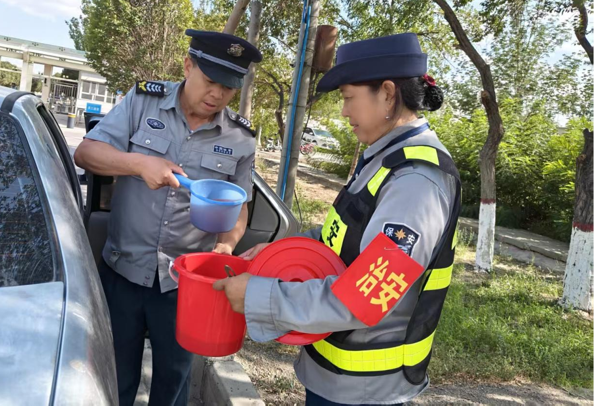  防暑送清凉——克拉玛依市利德奥保安服务有限公司将“关心好”融入酷热三伏天