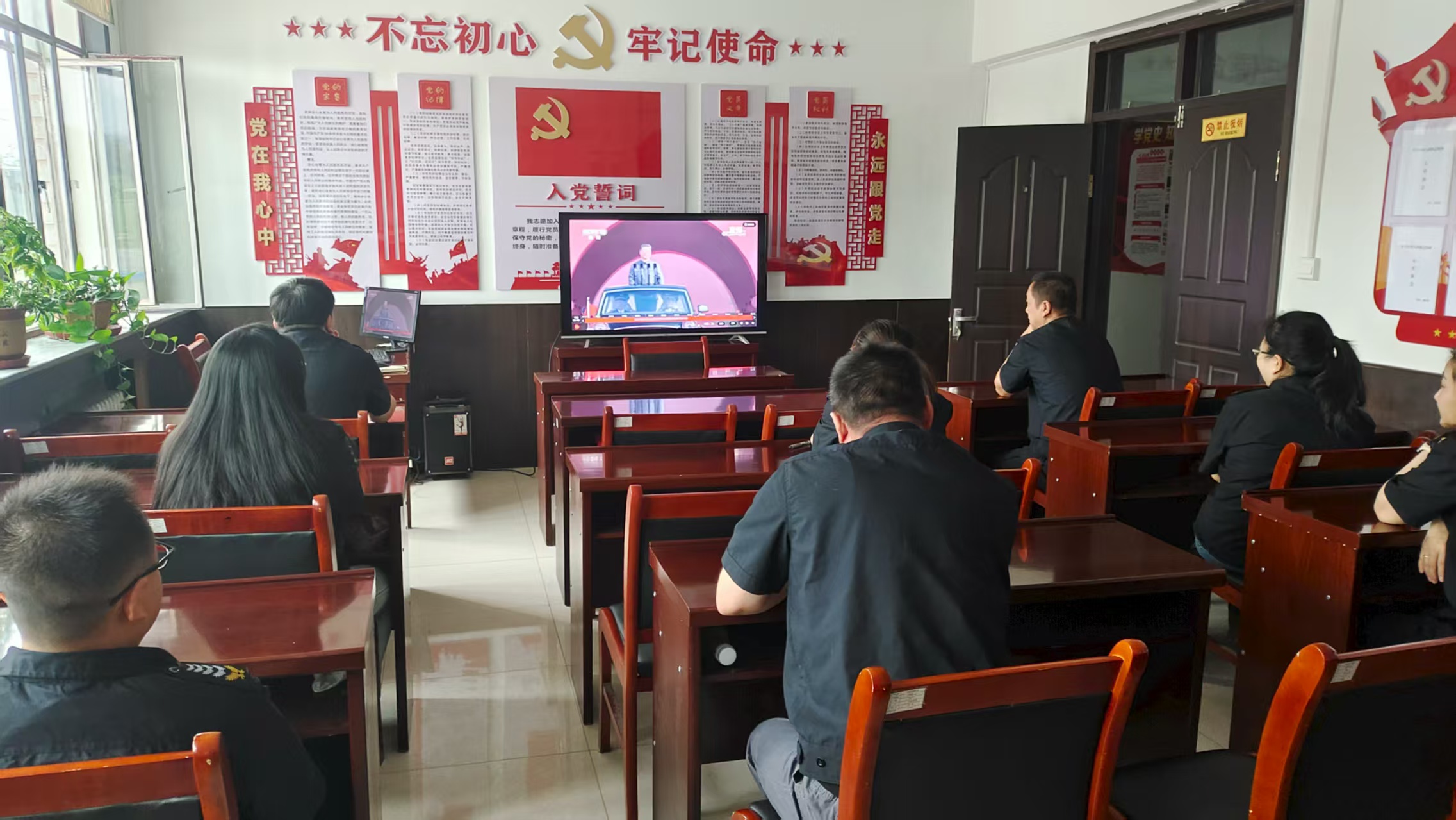 铭记历史 共筑和平 —阜康市众志武装守护押运有限责任公司组织员工观看阅兵仪式