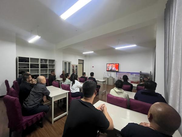 伊宁市伊盾保安服务有限公司组织职工观看中国人民抗日战争暨世界反法西斯战争胜利80周年纪念日阅兵直播