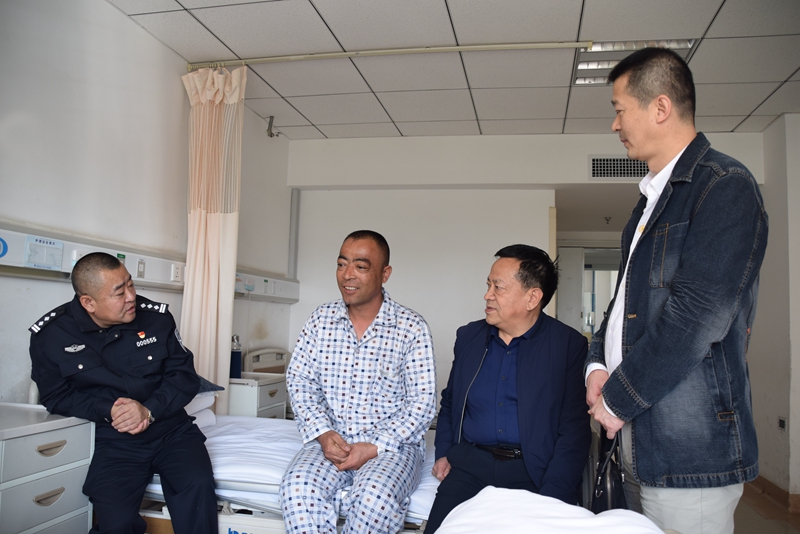 新疆保安协会领导看望慰问生病住院保安员