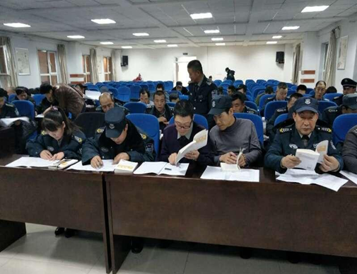 新疆方洲安保服务有限公司 百名保安员参加保安员资格考试