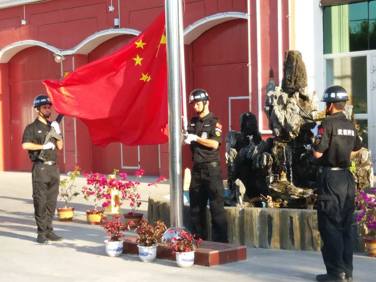 伊犁宁远保安武装守护押运有限公司举行升国旗仪式