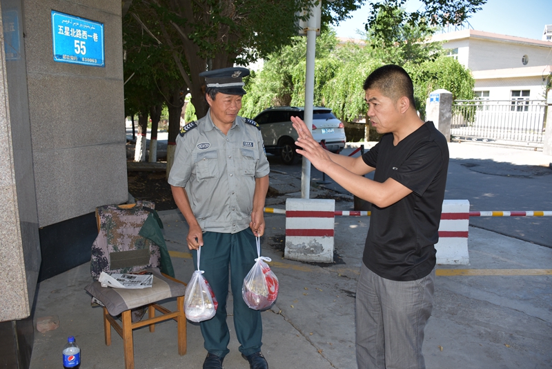 新疆方洲安保服务有限公司开展“盛夏送清凉”活动