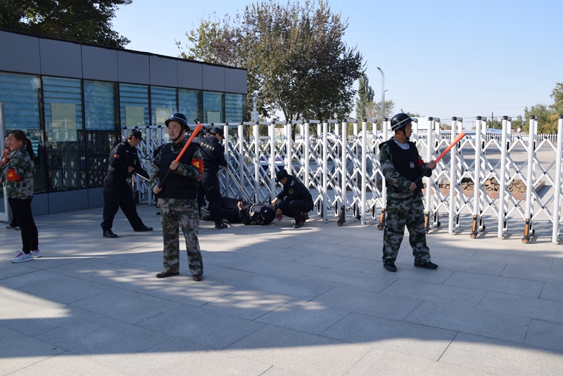 新疆黄金盾保安服务有限公司与阜康市公园管理处联合开展反恐防暴演练