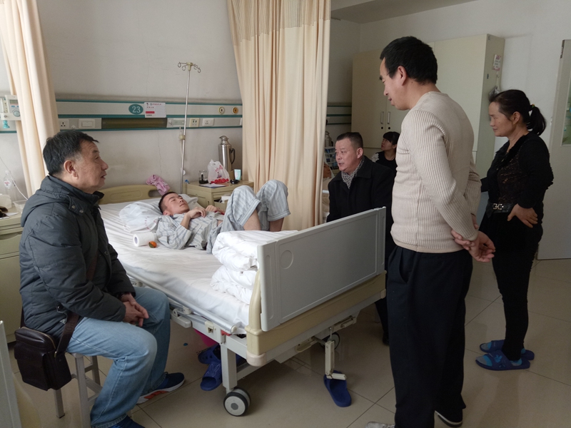 中安保新疆实业有限公司领导探望住院员工