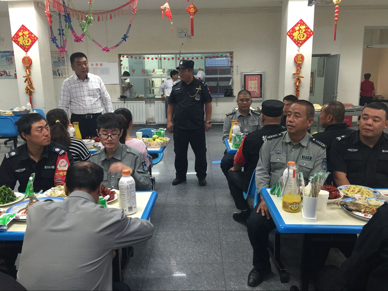 吐鲁番金剑吐哈保安服务有限责任公司举行中秋聚餐活动