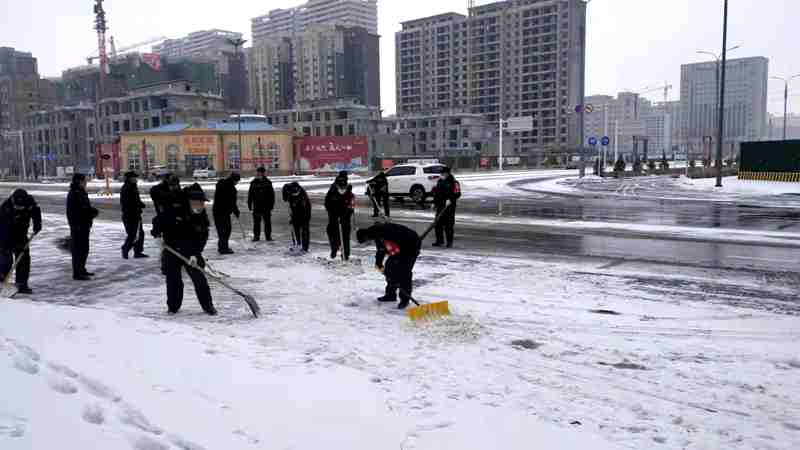 哈密神舟保安守护押运有限公司组织员工扫雪