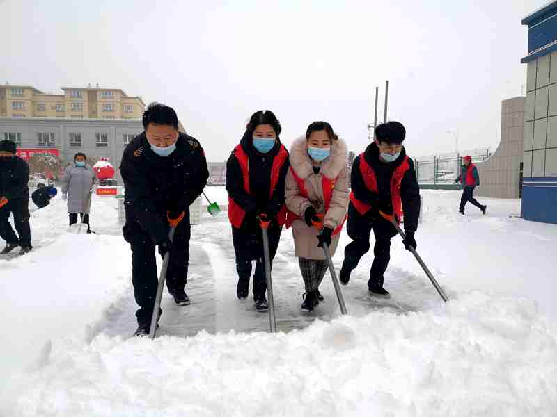 博州金盾保安守护押运有限公司组织志愿者为社区扫雪