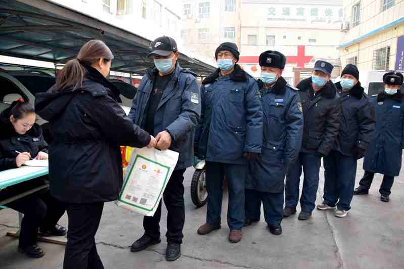 新疆黄金盾保安服务有限公司为全体员工发放春节福利