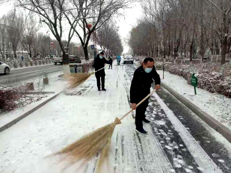 新疆黄金盾保安服务有限公司阜康公司清扫积雪