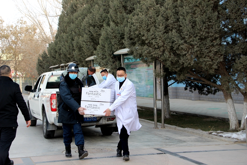 喀什爱克威保安公司向塔西南石油医疗服务中心捐赠防疫物资