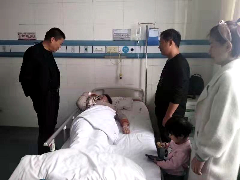 新疆安信平威保安服务有限公司看望慰问住院保安员