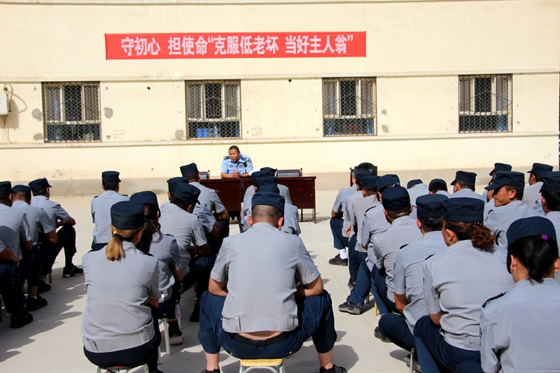 喀什爱克威保安公司开展道路交通安全教育活动