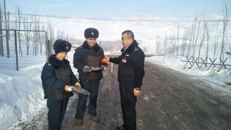 乌鲁木齐互利安康保安服务有限责任公司为保安员送去冬日的温暖