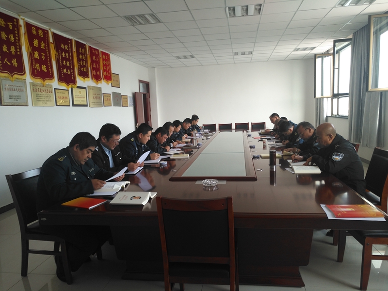 喀什疆南保安服务有限责任公司党总支组织开展中心理论组学习
