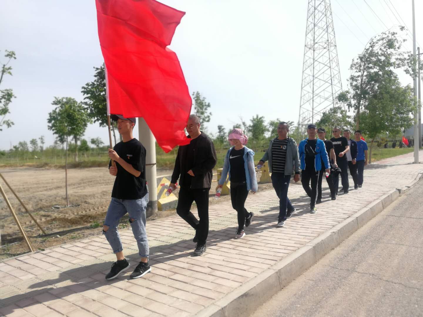 新疆阿帕奇公司开展户外徒步活动